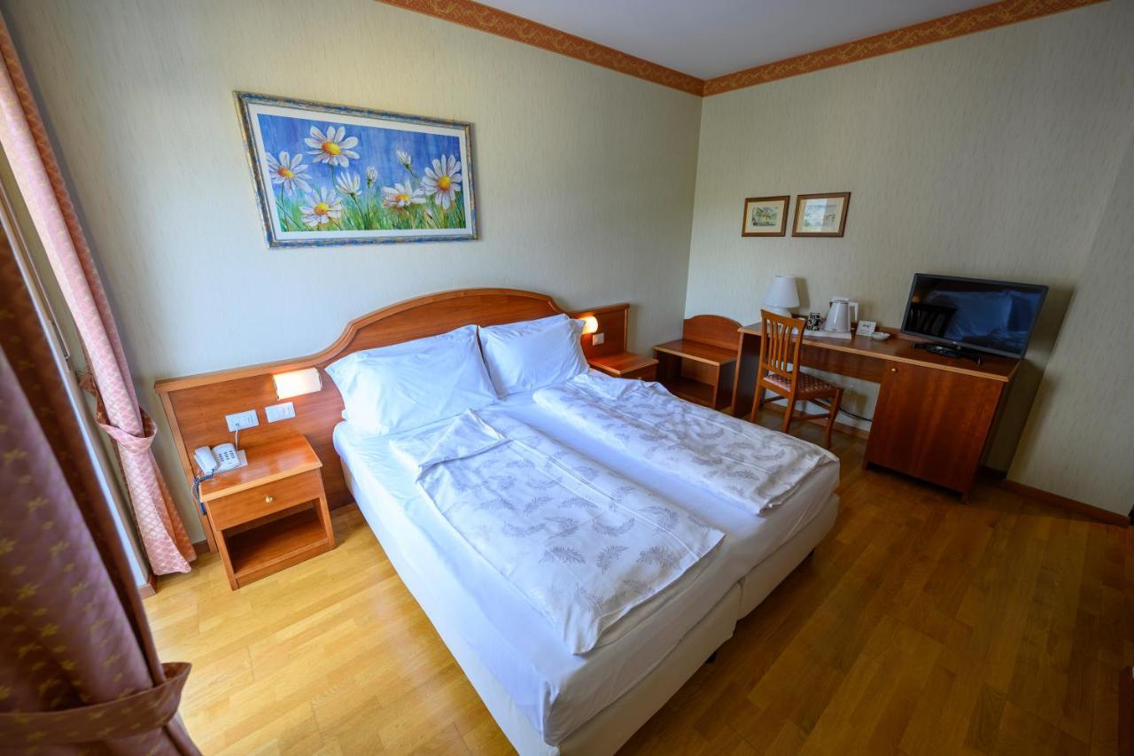 Hotel Riviera Riva del Garda Ruang foto