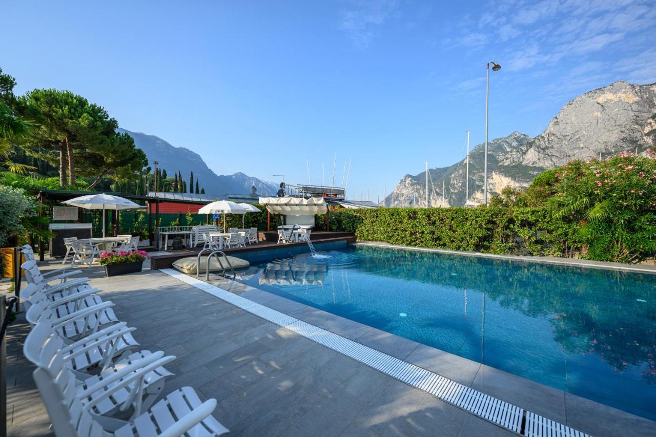 Hotel Riviera Riva del Garda Bagian luar foto
