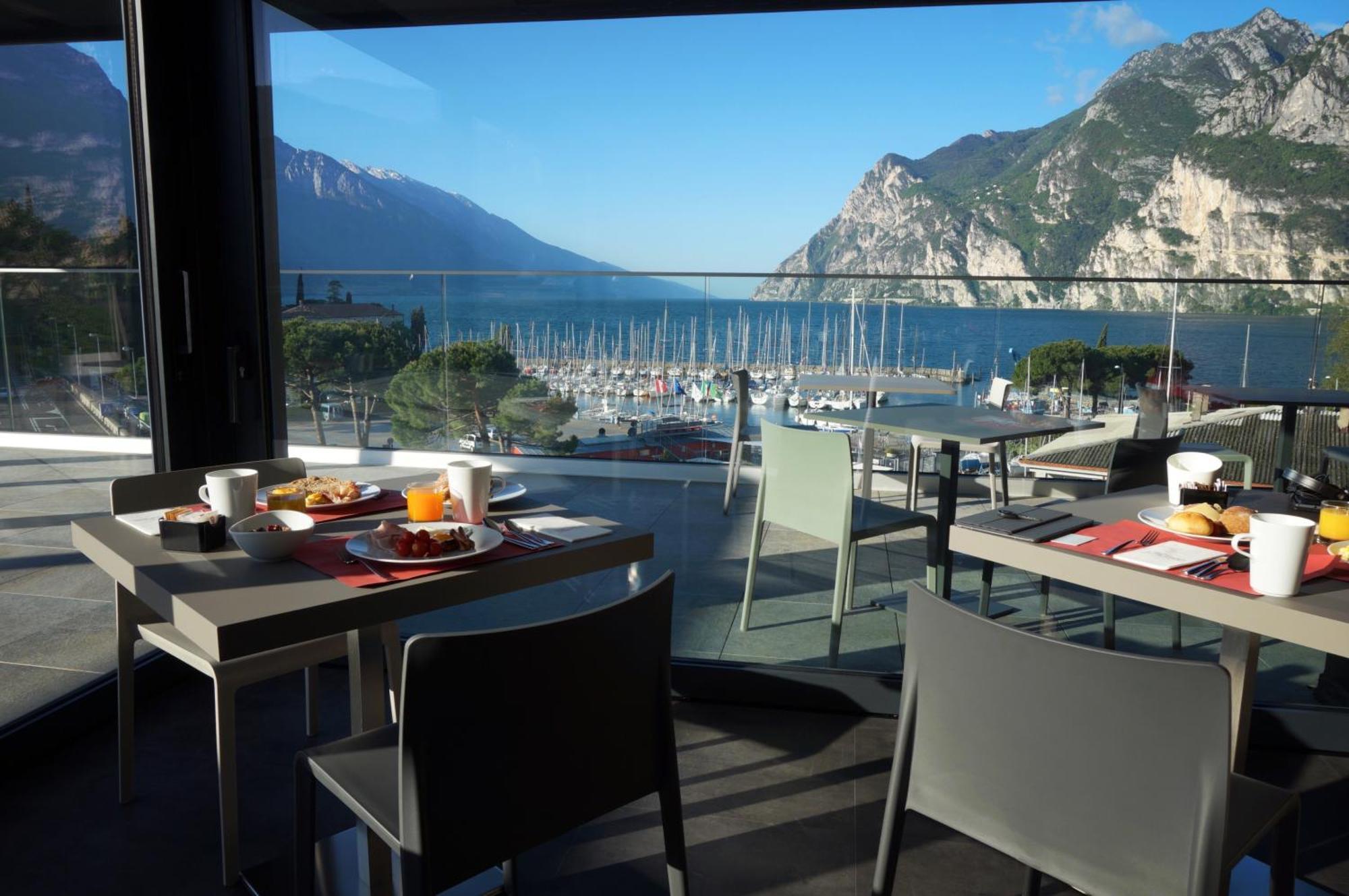 Hotel Riviera Riva del Garda Bagian luar foto