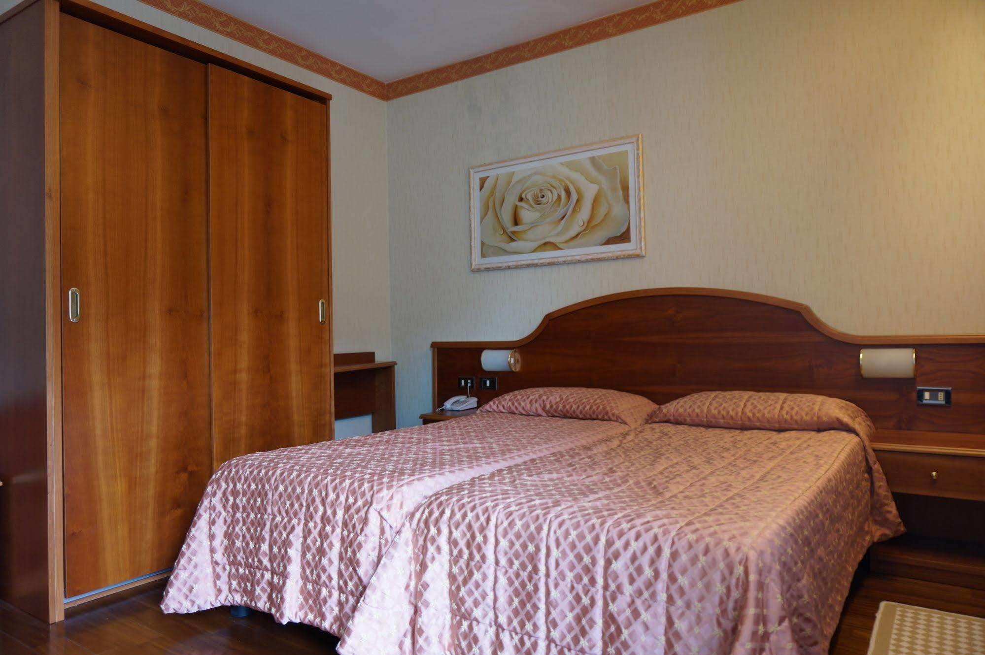 Hotel Riviera Riva del Garda Bagian luar foto