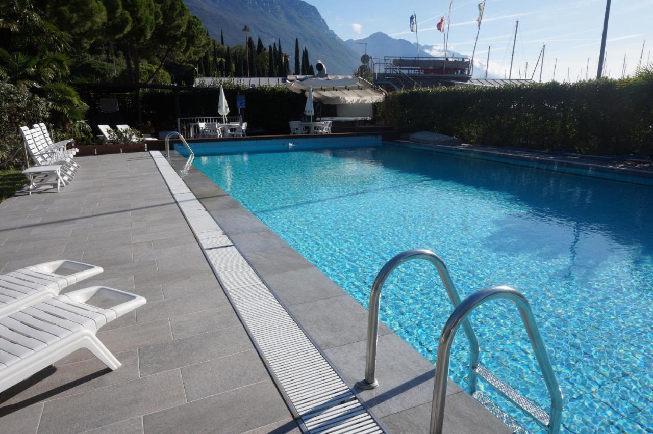 Hotel Riviera Riva del Garda Bagian luar foto